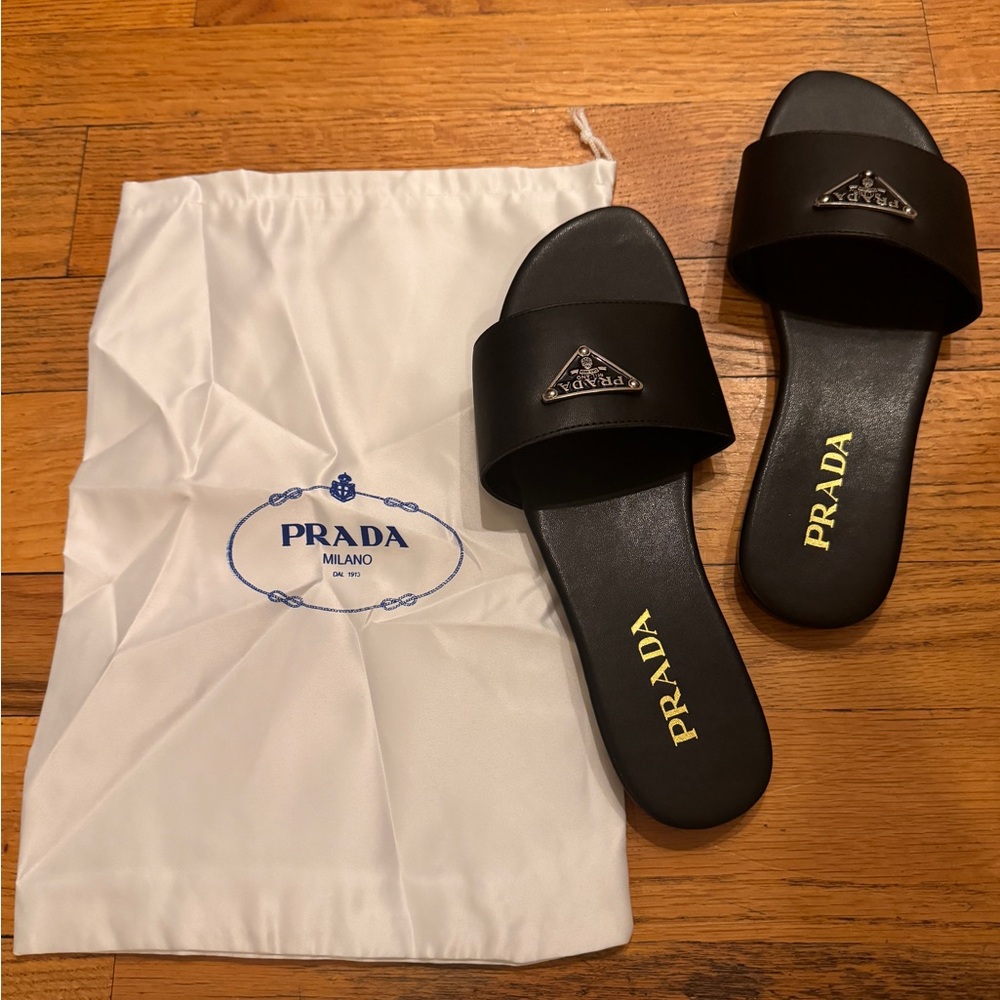 Triangle logo black leather slide 39 Prada